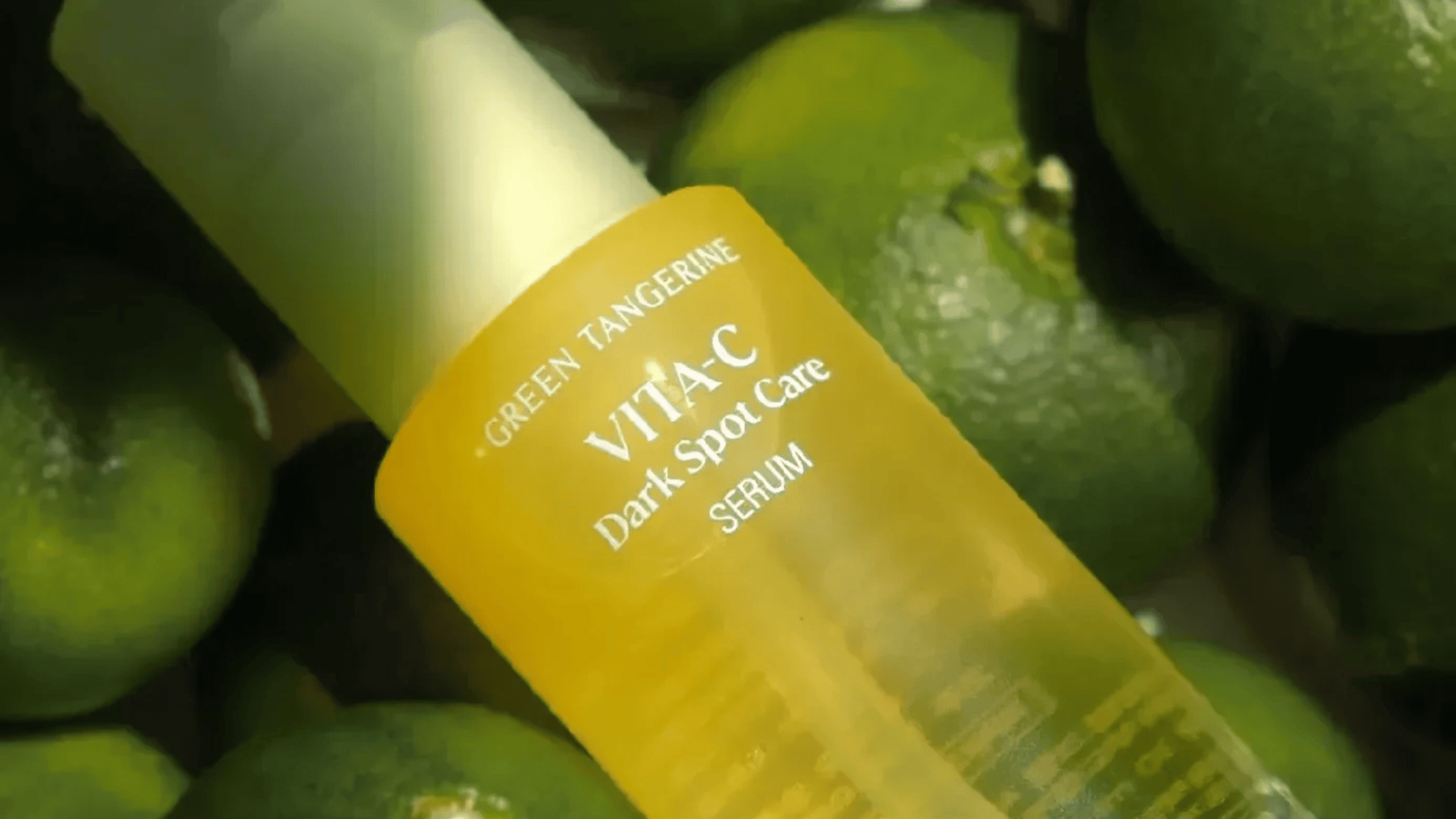 Serumet "Green Tangerine Vita C Dark Spot Care Serum" är utformat för att minska mörka fläckar och förbättra hudens lyster. Förpackningen är transparent med en attraktiv gul etikett som framhäver dess vitamin C-berikade innehåll.