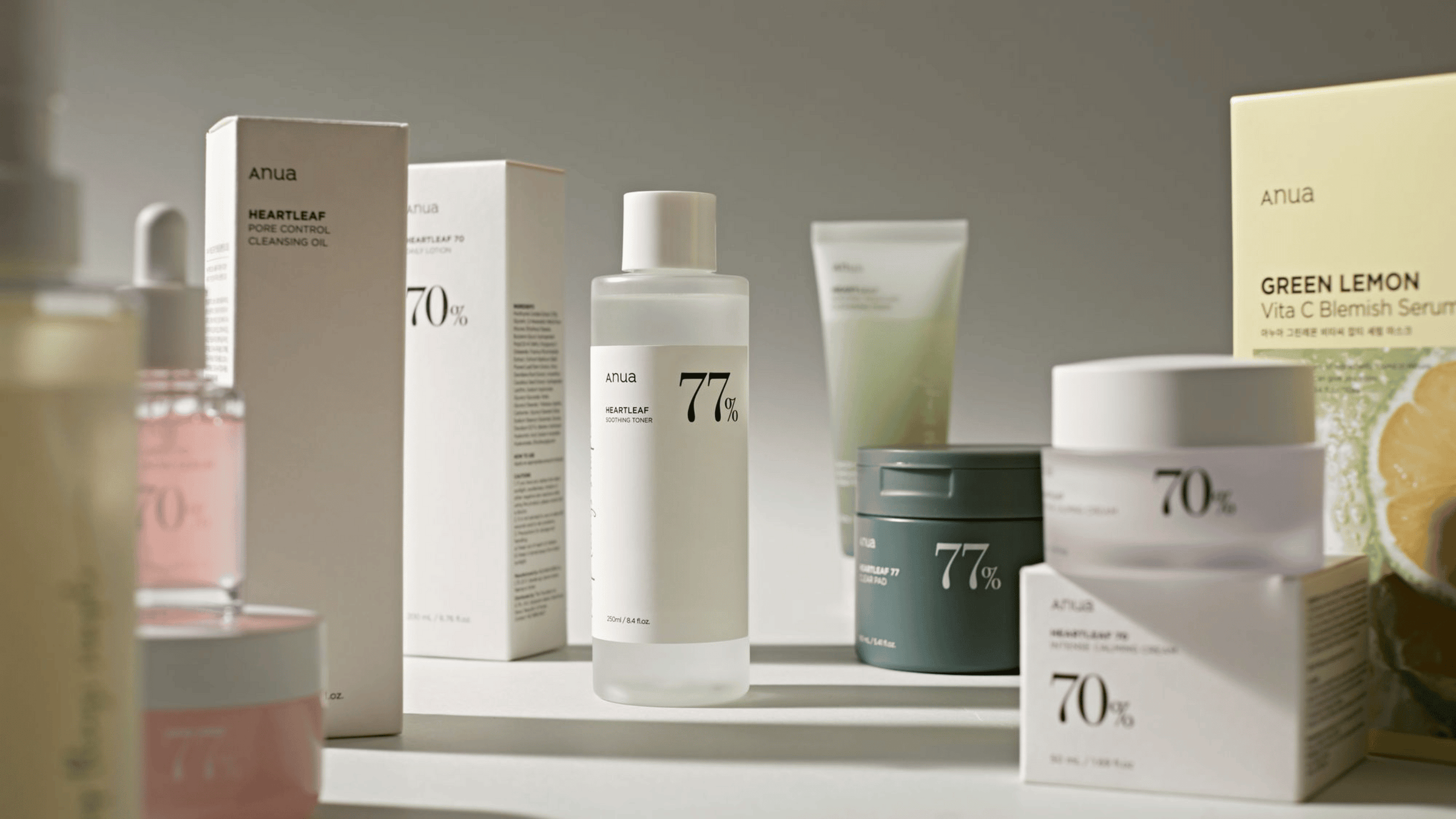 Bilden visar ett utbud av hudvårdsprodukter från märket ANUA. Produkterna framhävs för sina naturliga ingredienser och lugnande egenskaper.