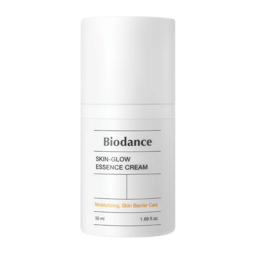 Produktbild av Biodance Skin-Glow Essence Cream i vit pumpflaska med minimalistisk design. Texten på förpackningen visar att krämen ger återfuktning och stärker hudbarriären. Volym: 50 ml.