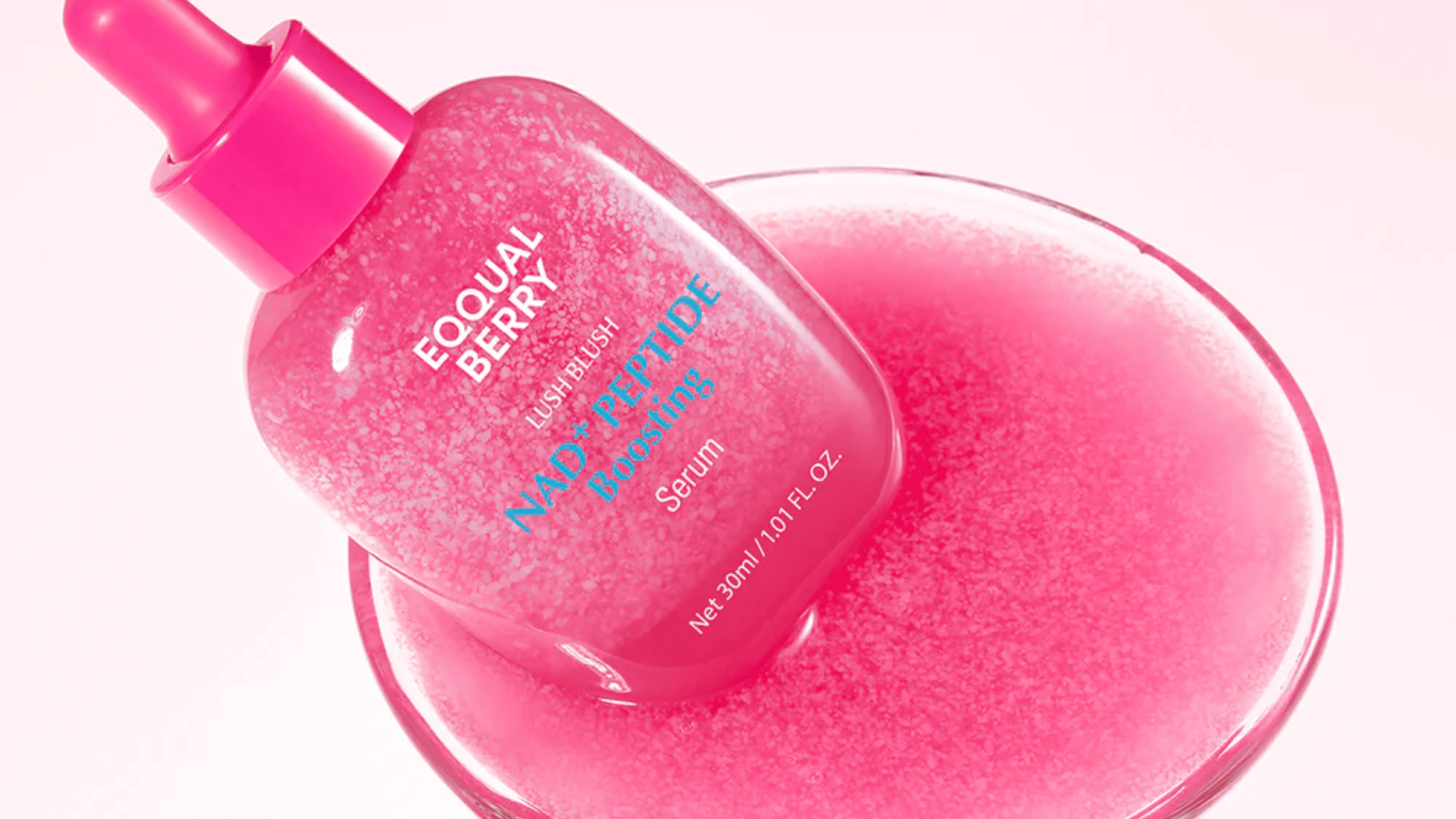 Equal Berry Lush Blush NAD+ Peptide Boosting Serum 30 ml – lystergivande anti-age serum med peptider och NAD+ i kreativ produktbild med rosa textur.