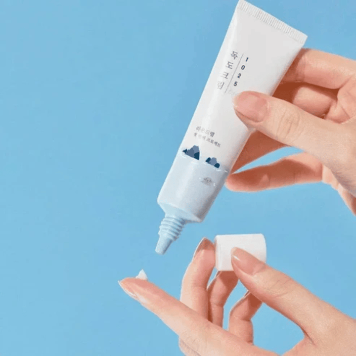 Round Lab 1025 Dokdo Eye Cream Tube mit leichter Creme, die auf die Fingerspitze aufgetragen wird, für die sanfte Pflege empfindlicher Haut rund um die Augen