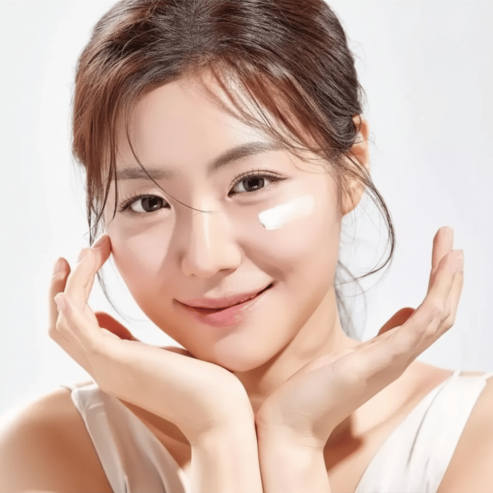 Frau trägt Round Lab 1025 Dokdo Eye Cream unter den Augen auf für Feuchtigkeit, Ausstrahlung und einen ebenmäßigeren Hautton