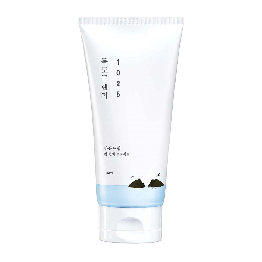 Round Lab 1025 Dokdo Cleanser in weißer Tube mit blauem Boden und schwarzem Aufdruck, freigestellt vor weißem Hintergrund.