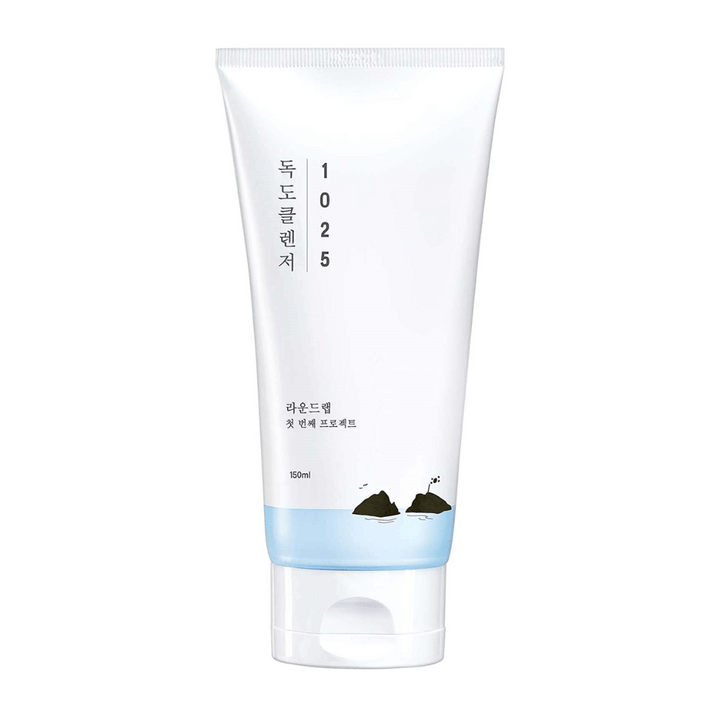 Round Lab 1025 Dokdo Cleanser i vit tub med blå botten och svart tryck, frilagd mot vit bakgrund.