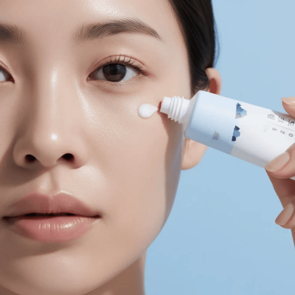 Round Lab 1025 Dokdo Eye Cream wird auf die Haut unter dem Auge aufgetragen, feuchtigkeitsspendende Augencreme, die für weichere Haut sorgt und feine Linien reduziert