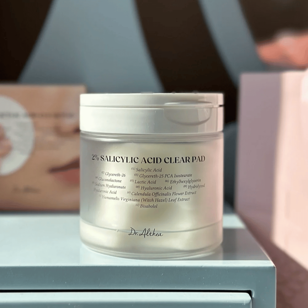 Dr. Althea 2% Salicylic Acid Clear Pad Dose im Regal. Koreanische exfolierende Pads mit Salicylsäure, PHA und Hyaluronsäure für unreine Haut und verstopfte Poren.