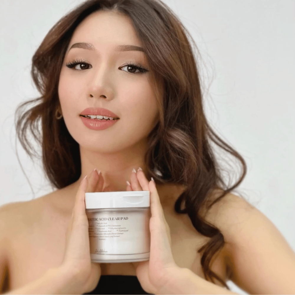Modell hält Dr. Althea 2% Salicylic Acid Clear Pad vor dem Gesicht. Exfolierende Toner-Pads mit Salicylsäure, die Poren reinigen, Talg ausgleichen und klarere Haut verleihen.