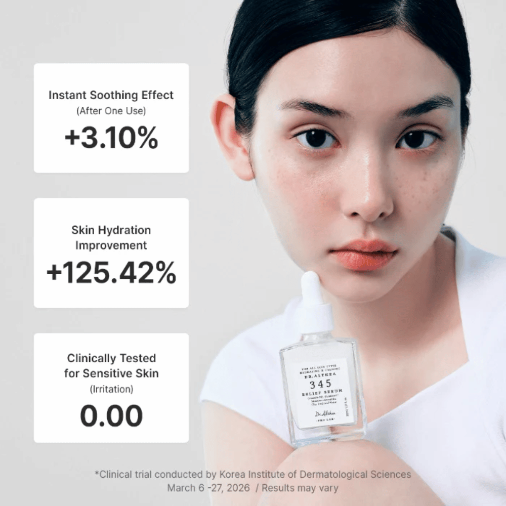 Das Model hält Dr. Althea 345 Relief Serum – beruhigendes Serum für empfindliche Haut, das Feuchtigkeit spendet und die Hautbarriere stärkt.