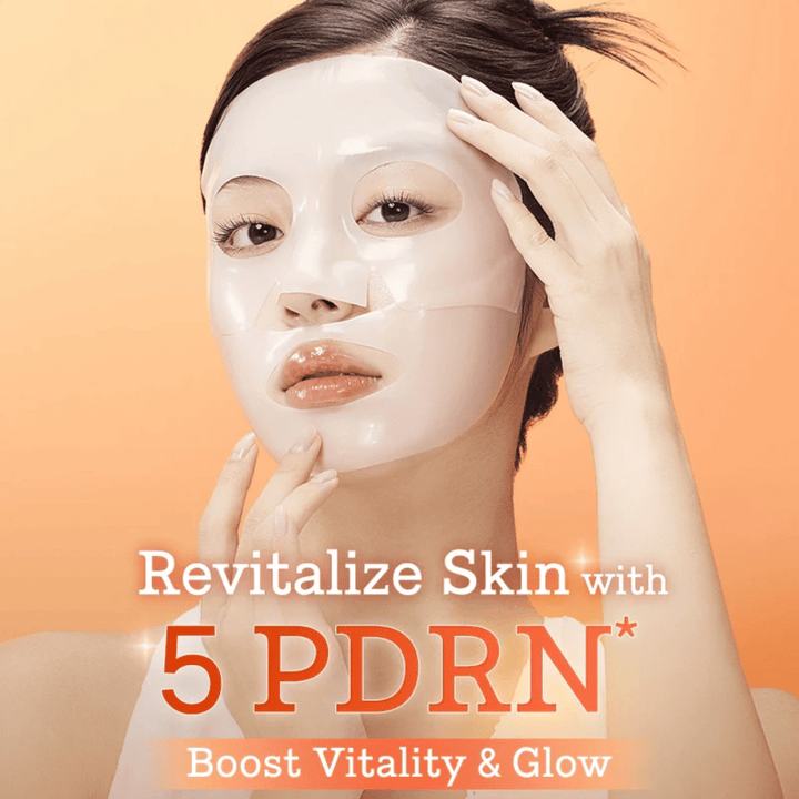 COSRX 5 PDRN Hyaluronic Acid Vital Hydrating Hydrogel Mask auf das Gesicht aufgetragen für revitalisierte Haut, mehr Ausstrahlung und intensive Feuchtigkeit