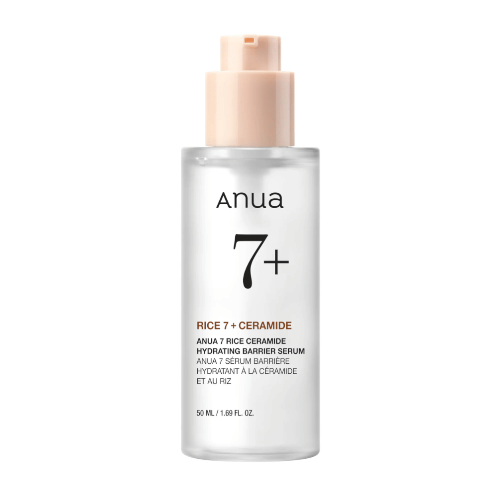 Eine Flasche des "Anua 7+ Rice Ceramide Hydrating Barrier Serum" mit einem klaren und minimalistischen Design. Die Verpackung ist transparent mit einer hellrosa Pumpe und enthält 50 ml Serum, das mit Reis und Ceramiden angereichert ist, um die Hautbarriere zu befeuchten und zu stärken.