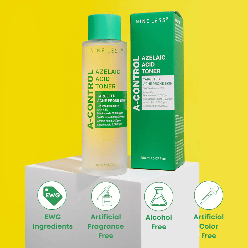 Flasche und Verpackung von Nine Less A-Control Azelaic Acid Toner vor gelbem Hintergrund mit grünen Symbolen, die EWG-Zutaten, frei von Alkohol, Parfüm und Farbstoffen, markieren.