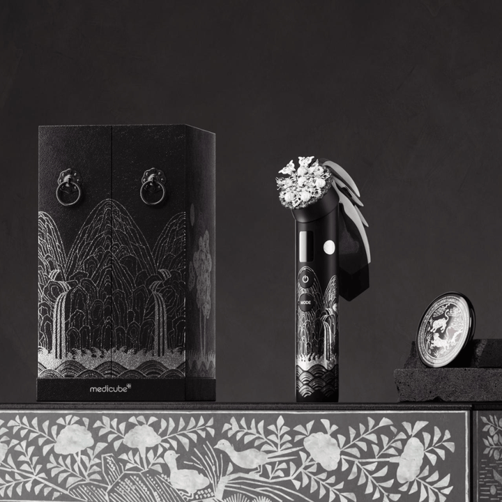 Medicube AGE-R Booster Pro APEC Edition Hautpflege-Tool mit exklusivem Design, das die Elastizität, den Glanz und die Aufnahme von Hautpflege verbessert.