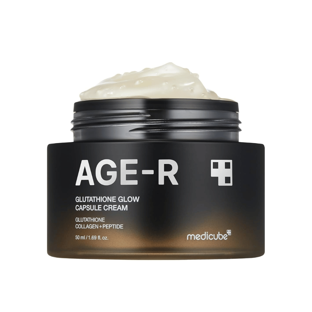 Dose von Medicube Age-R Glutathione Glow Capsule Cream, eine Creme, die Glutathion, Kollagen und Peptid enthält. Das Produkt ist darauf ausgelegt, der Haut Glanz zu verleihen und die Elastizität zu verbessern. Die weiche Konsistenz der Creme wird in der Dose gezeigt.