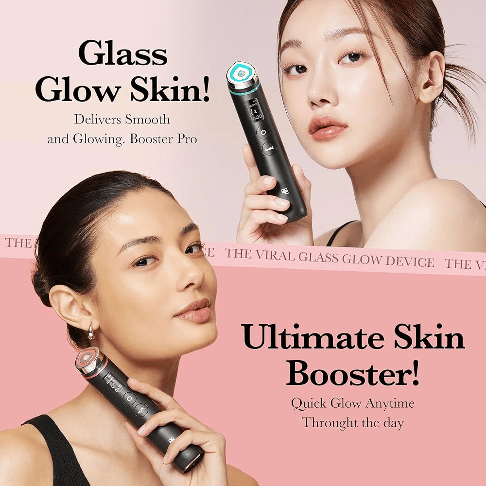 Zwei Modelle halten in Medicube Age-R Booster Pro, ein Gerät, das als "Glass Glow Skin" und "Ultimate Skin Booster" vermarktet wird. Das Produkt soll einen schnellen Glanz-Effekt und glattere Haut den ganzen Tag über verleihen.