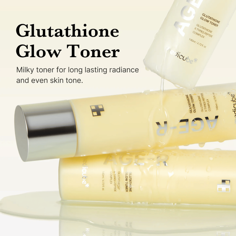 Medicube Age-R Glutathione Glow Toner wird in einer gelben Flasche angezeigt. Das Produkt wird als milchiger Toner beschrieben, der langanhaltenden Glanz und einen gleichmäßigen Hautton verleiht. Der Toner enthält Glutathion und einen Peptidkomplex, um das Aussehen und die Struktur der Haut zu verbessern.