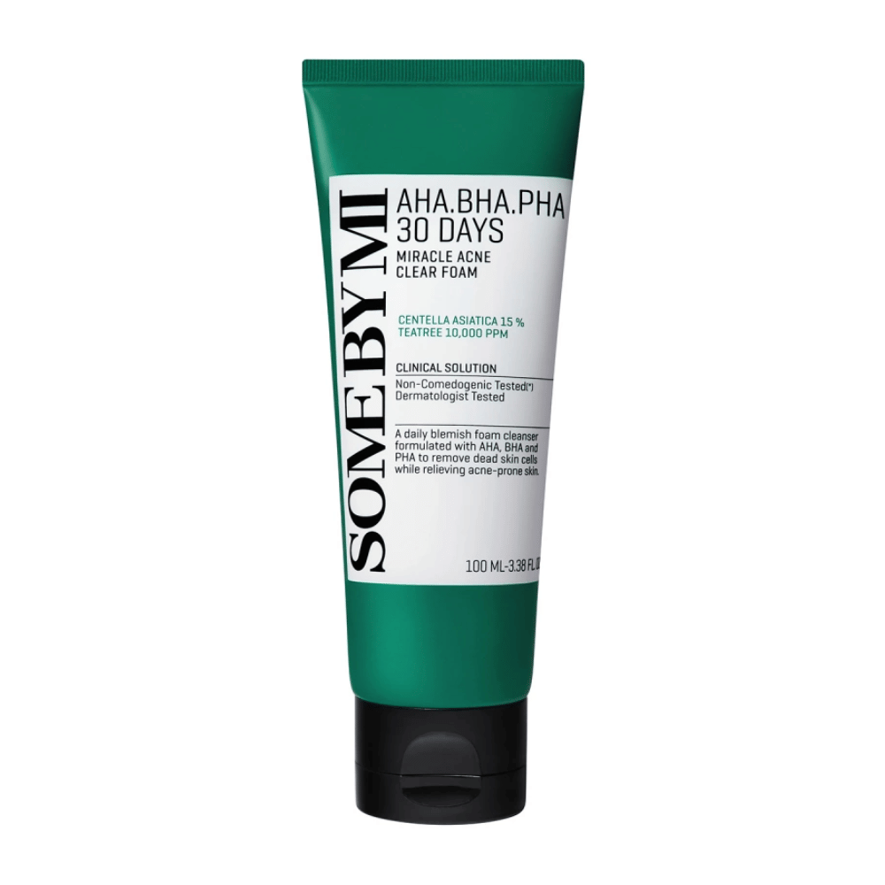 Eine Tube von "SOME BY MI AHA, BHA, PHA 30 Days Miracle Acne Clear Foam". Das Produkt enthält Centella Asiatica und tea tree Öl, das zur Behandlung von Akne und zur Reinigung der Haut entwickelt wurde. Die Tube enthält 100 ml und ist dermatologisch getestet, um Sicherheit und Wirksamkeit zu gewährleisten.
