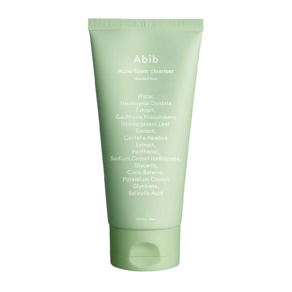 Grüne Tube mit Abib Acne Foam Cleanser Heartleaf Foam, zeigt Zutaten wie Houttuynia Cordata, Centella Asiatica und Salicylsäure auf der Vorderseite. Das Produkt steht aufrecht vor einem weißen Hintergrund.