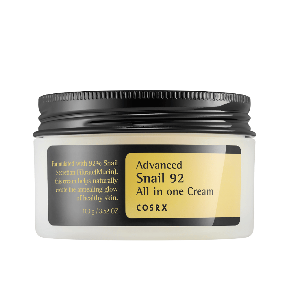 Vorderansicht einer geschlossenen COSRX Advanced Snail 92 All in one Cream Dose mit schwarzem Deckel und gelbem Etikett auf weißem Hintergrund.