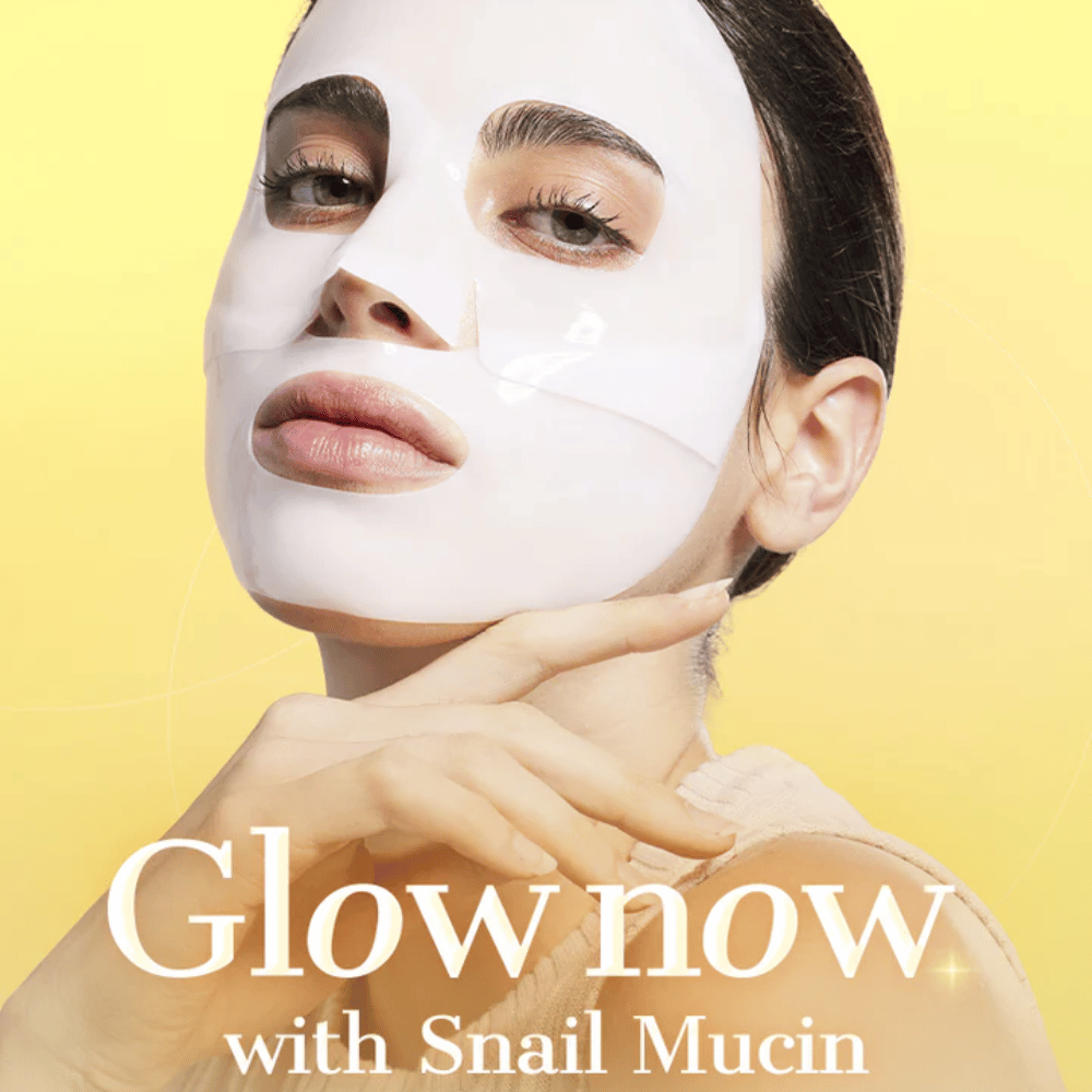 Frau mit COSRX Advanced Snail Mucin Hydrogel Mask – verleiht Glow, Feuchtigkeit und straffere Haut mit Schneckenschleim und Kollagen.