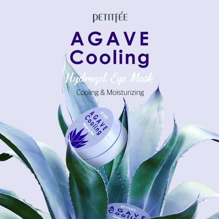 Produktbild von PETITFEE Agave Cooling Hydrogel Eye Mask, platziert zwischen großen Agavenblättern. Das Bild hebt kühlende und feuchtigkeitsspendende Eigenschaften mit einem frischen, pflanzeninspirierten Thema hervor.