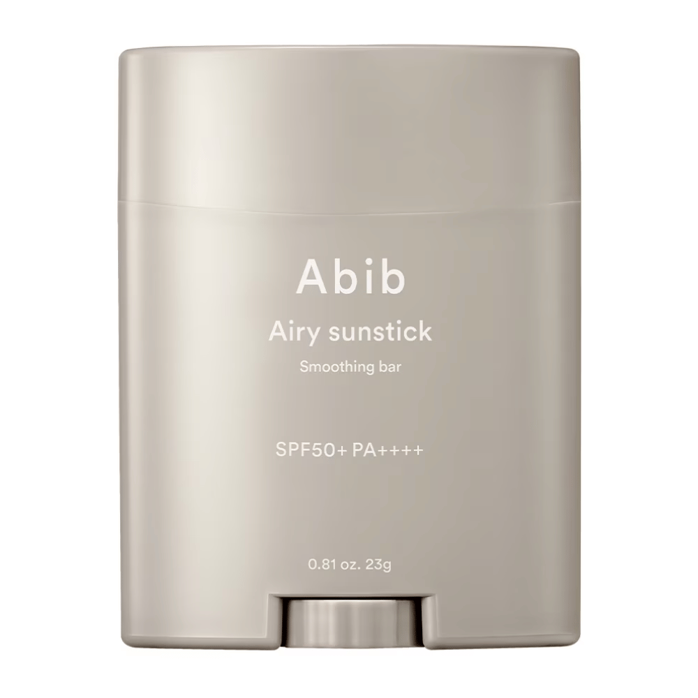 Das Bild zeigt einen beigen Sonnenschutzstift von Abib mit dem Text "Airy Sunstick Smoothing Bar" und Lichtschutzfaktor SPF50+ PA++++, perfekt für den täglichen Schutz vor UV-Strahlen.