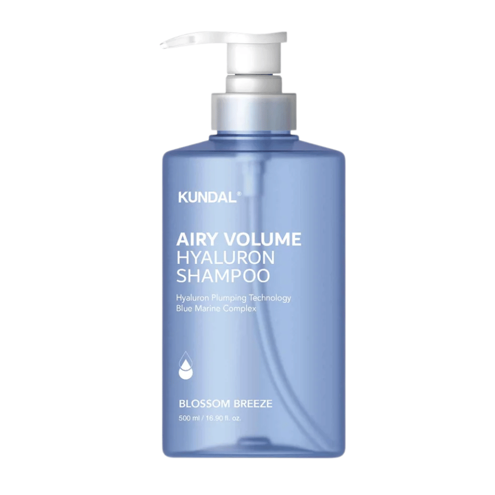 KUNDAL Airy Volume Hyaluron Shampoo Blossom Breeze in blauer Pumpflasche, volumengebendes Shampoo mit Hyaluron und Blue Marine Complex.