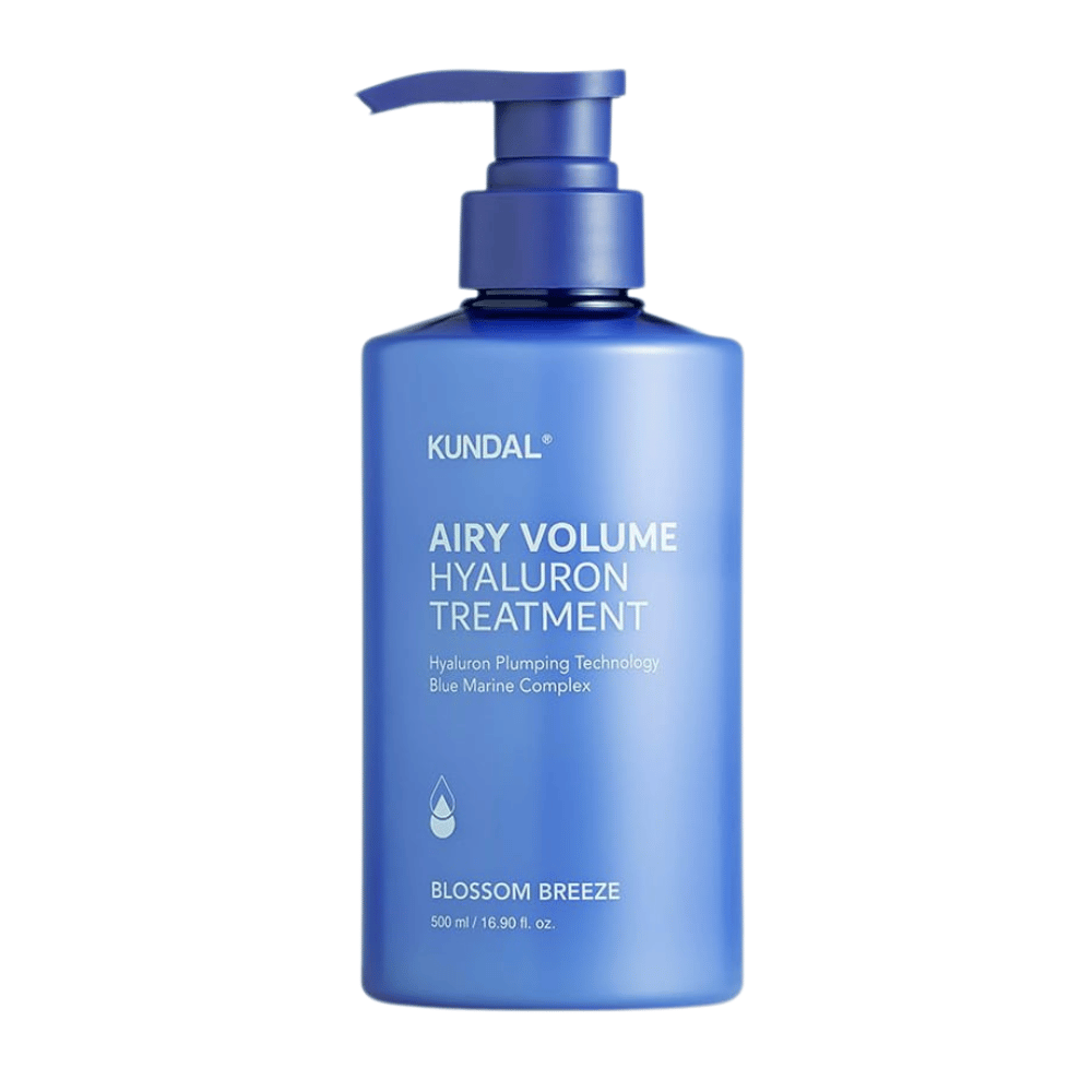 KUNDAL Airy Volume Hyaluron Treatment in blauer Pumpflasche, 500 ml, mit dem Text Blossom Breeze auf dem Etikett.