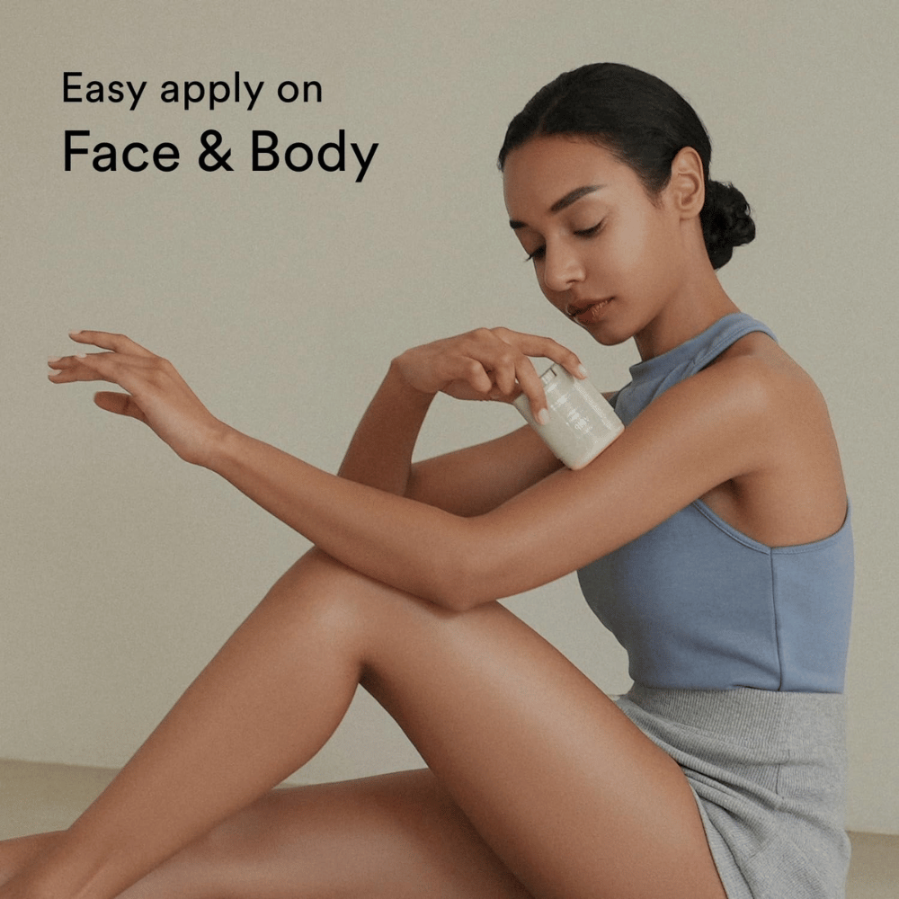 Das Bild zeigt eine Frau, die einen Sonnenschutzstift auf den Arm aufträgt. Der Text "Easy apply on Face & Body" hebt hervor, dass das Produkt sowohl im Gesicht als auch am Körper einfach anzuwenden ist.