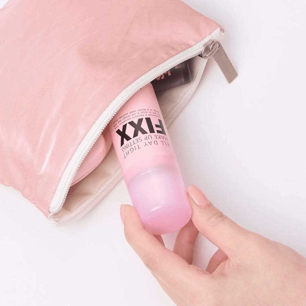 4. So Natural All Day Tight Make Up Setting Fixx – kompaktes rosa Make-up-Setting-Spray, das in die Kosmetiktasche passt
