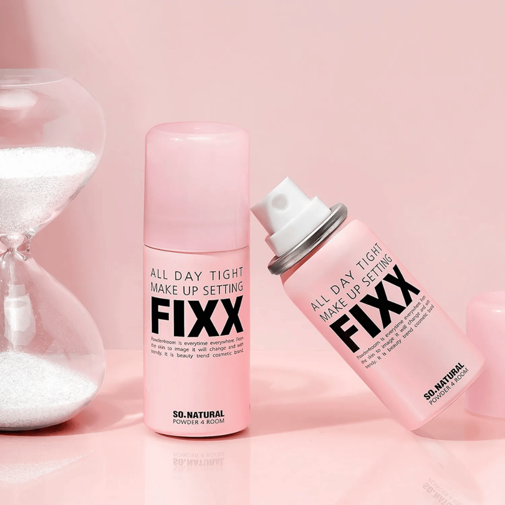 3. So Natural All Day Tight Make Up Setting Fixx – zwei rosa Setting-Sprays mit Sprühdüse und Sanduhr