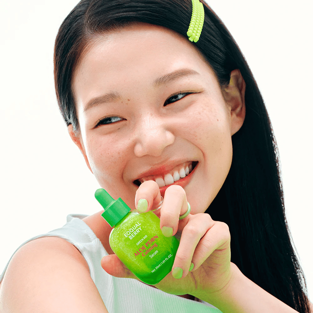 Modell hält EQQUALBERRY Aloe PDRN Calming Serum – beruhigendes Serum für empfindliche Haut mit Aloe Vera und PDRN, das die Hautbarriere stärkt.