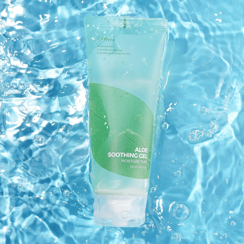 Isntree Aloe Soothing Gel Moisture Type 150 ml – beruhigendes und feuchtigkeitsspendendes Aloe-Vera-Gel vor blauem Wasserhintergrund