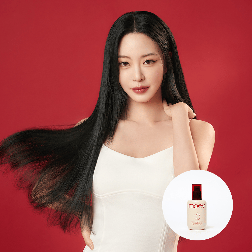 Frau mit langem, glänzendem Haar zeigt das Ergebnis von MOEV Annurcatin Hair Oil Essence – koreanisches Haaröl, das befeuchtet und Frizz vorbeugt für seidiges Haar.