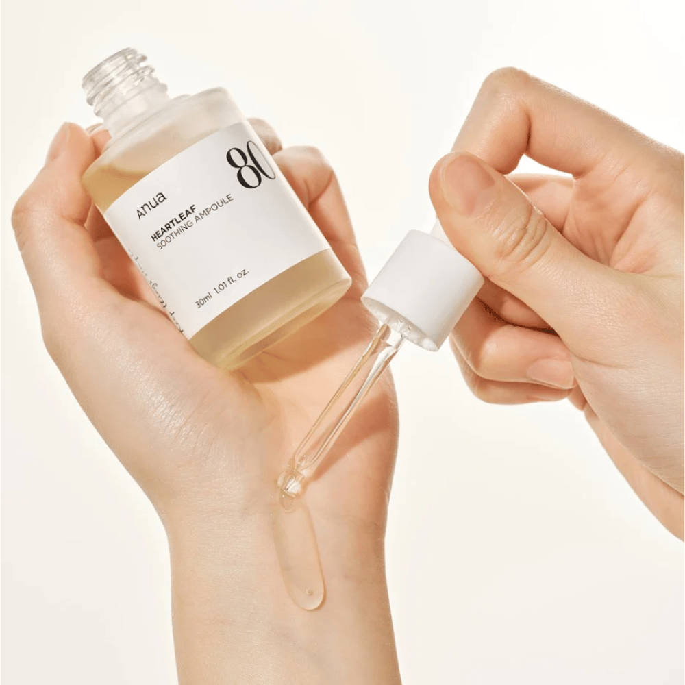 Eine Hand, die eine Heartleaf 80% Soothing Ampoule 30ml von Anua hält.