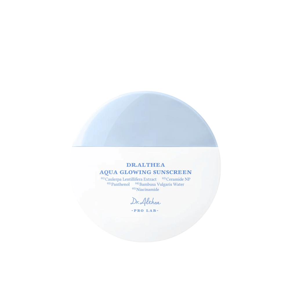 Produktbild von Dr. Althea Aqua Glowing Sunscreen – eine runde Sonnencreme in weißer und hellblauer Verpackung mit blauer Schrift, die feuchtigkeitsspendende Inhaltsstoffe wie Niacinamid und Ceramide hervorhebt.