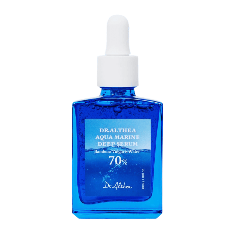 Dr. Althea Aqua Marine Deep Serum 30 ml in blauer Glasflasche mit Pipette, angereichert mit 70 % Bambusa Vulgaris Water für intensive Feuchtigkeit, beruhigende Wirkung und verbesserte Hautbarriere.