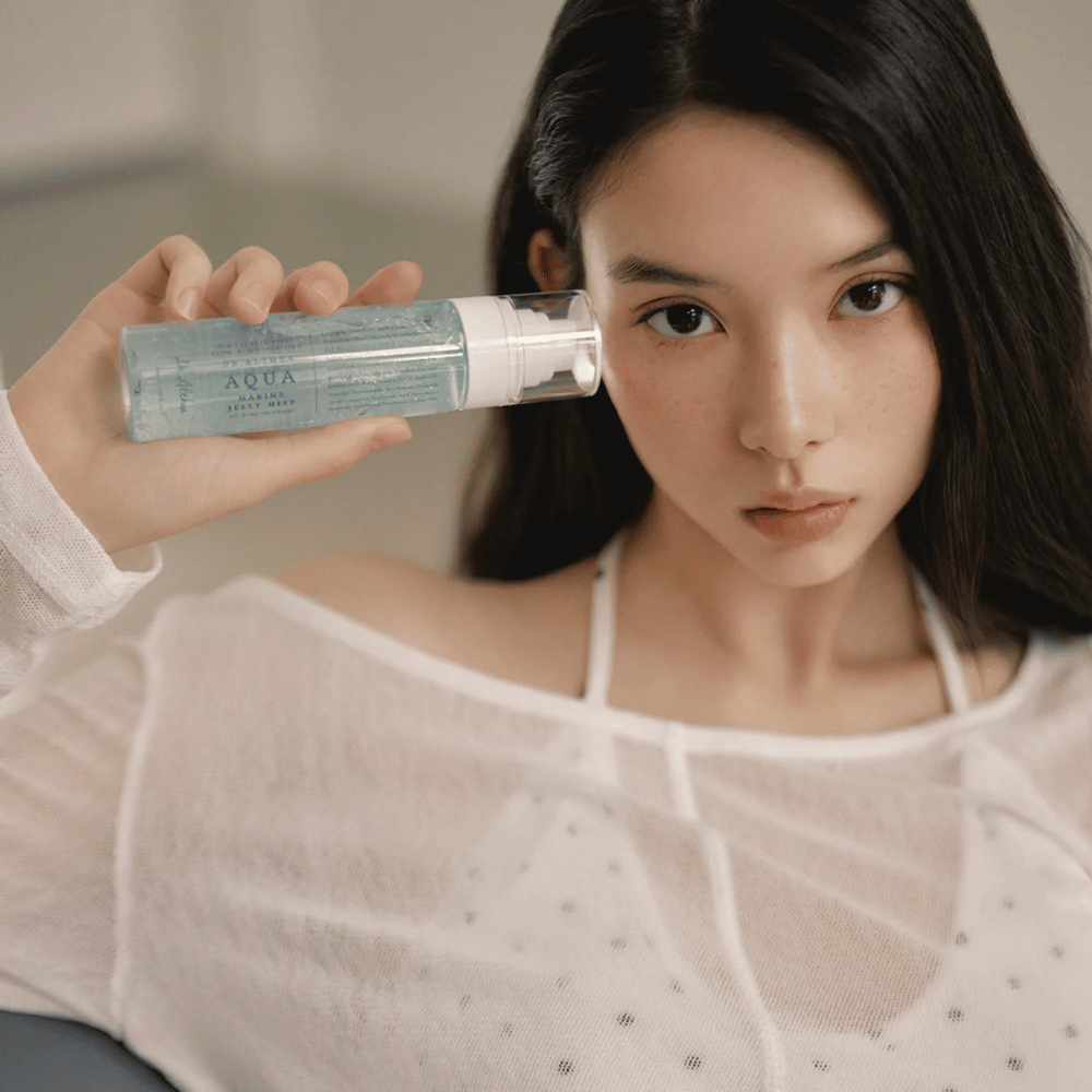 Dr. Althea Aqua Marine Jelly Mist im Gesicht verwendet für sofortige Feuchtigkeit, Strahlkraft und frische Haut