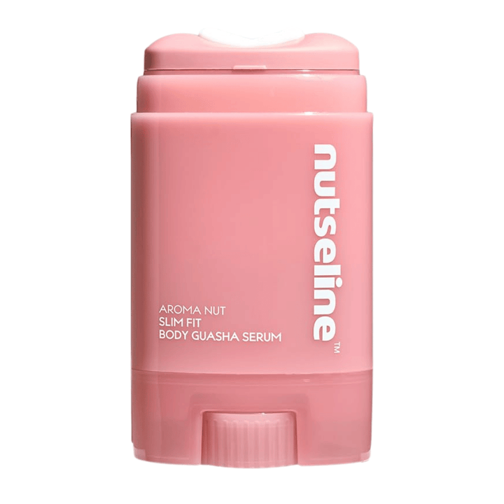 Freigestelltes, sauberes Produktbild von Nuseline Aroma Nut Slim Fit Body Guasha Serum auf hellem Hintergrund mit Fokus auf das Design der Verpackung.