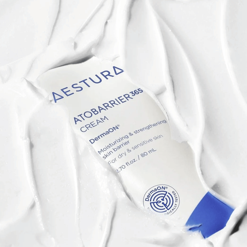 Aestura Atobarrier 365 Cream ist perfekt für trockene und empfindliche Haut. Mit DermaON™ Technologie befeuchtet und stärkt diese Creme die Hautbarriere. Das Produkt wird hier in einer 80 ml Tube gezeigt, die teilweise von ihrer eigenen cremigen Konsistenz bedeckt ist, was ihre reichhaltigen, feuchtigkeitsspendenden Eigenschaften hervorhebt.
