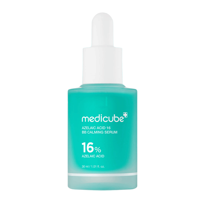 Freigestelltes Produktbild von Medicube Azelaic Acid 16 BB Calming Serum mit 16 % Azelainsäure in einer türkisfarbenen Flasche mit Pipette für beruhigende und ausgleichende Hautpflege.