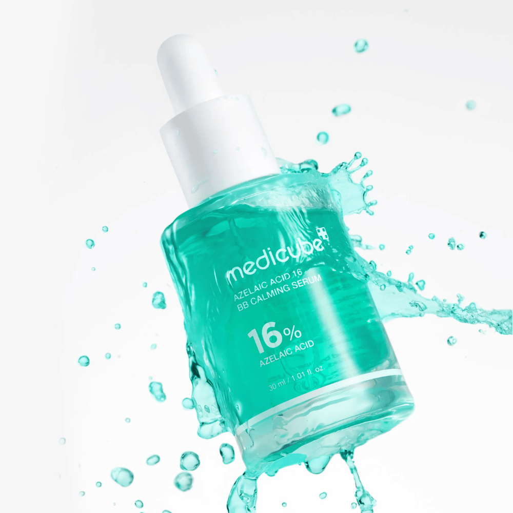 Dynamisches Produktbild von Medicube Azelaic Acid 16 BB Calming Serum umgeben von Wasserspritzern, die ein frisches, leichtes und feuchtigkeitsspendendes Gefühl hervorheben.