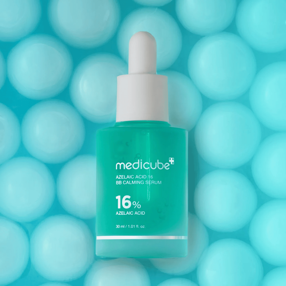 Kampagnenbild von Medicube Azelaic Acid 16 BB Calming Serum vor türkisfarbenem Hintergrund mit weichen Sphären, die Feuchtigkeit, beruhigende Wirkung und ein ebenmäßiges Hautbild symbolisieren.