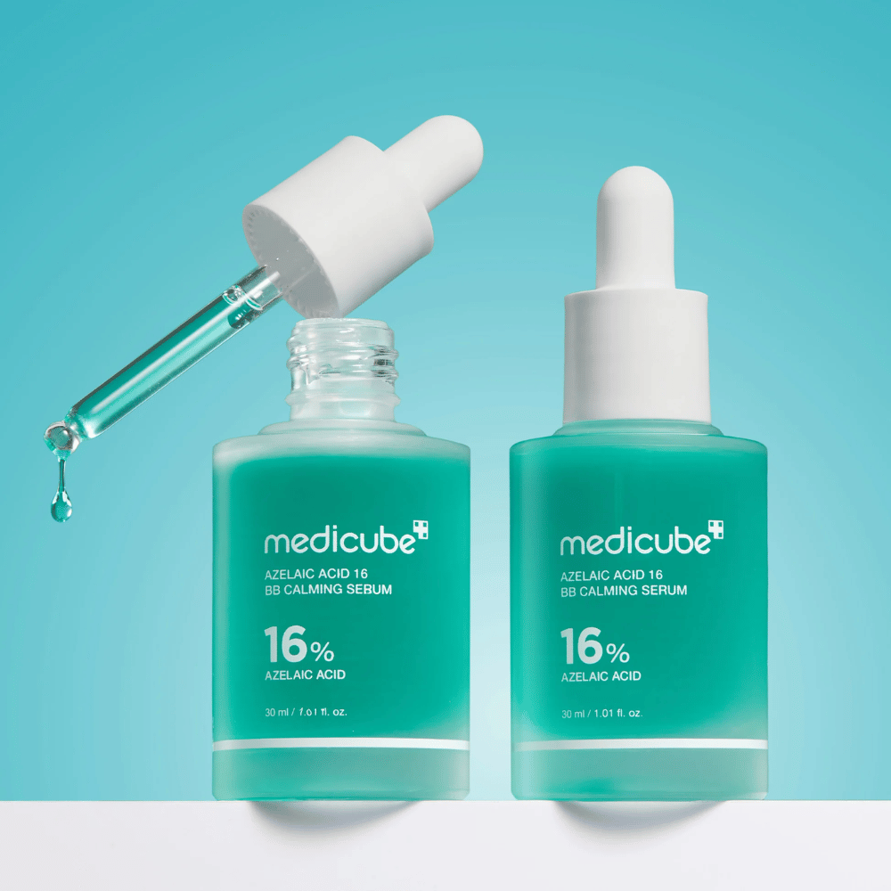 Detailbild von Medicube Azelaic Acid 16 BB Calming Serum mit offener Pipette und Serumtropfen, die die leichte flüssige Konsistenz und die hygienische Anwendung zeigen.