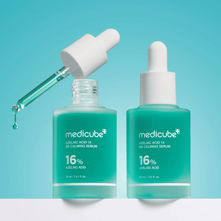 Detailbild von Medicube Azelaic Acid 16 BB Calming Serum mit offener Pipette und Serumtropfen, die die leichte flüssige Konsistenz und die hygienische Anwendung zeigen.