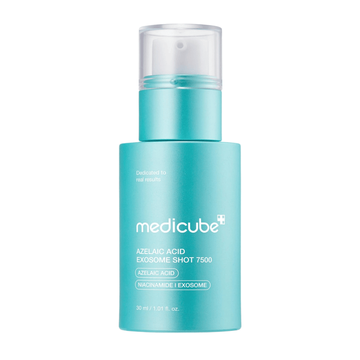 Freigestelltes Produktbild von Medicube Azelaic Acid Exosome Shot 7500 vor hellem Hintergrund. Die türkise Flasche mit Pumpspender steht im Fokus und hebt das moderne Design des Produkts hervor. Auf der Verpackung wird angegeben, dass die Formel Azelainsäure, Niacinamid und Exosomen enthält und im Vergleich zur 2000-Variante für eine intensivere Hautpflege vorgesehen ist.