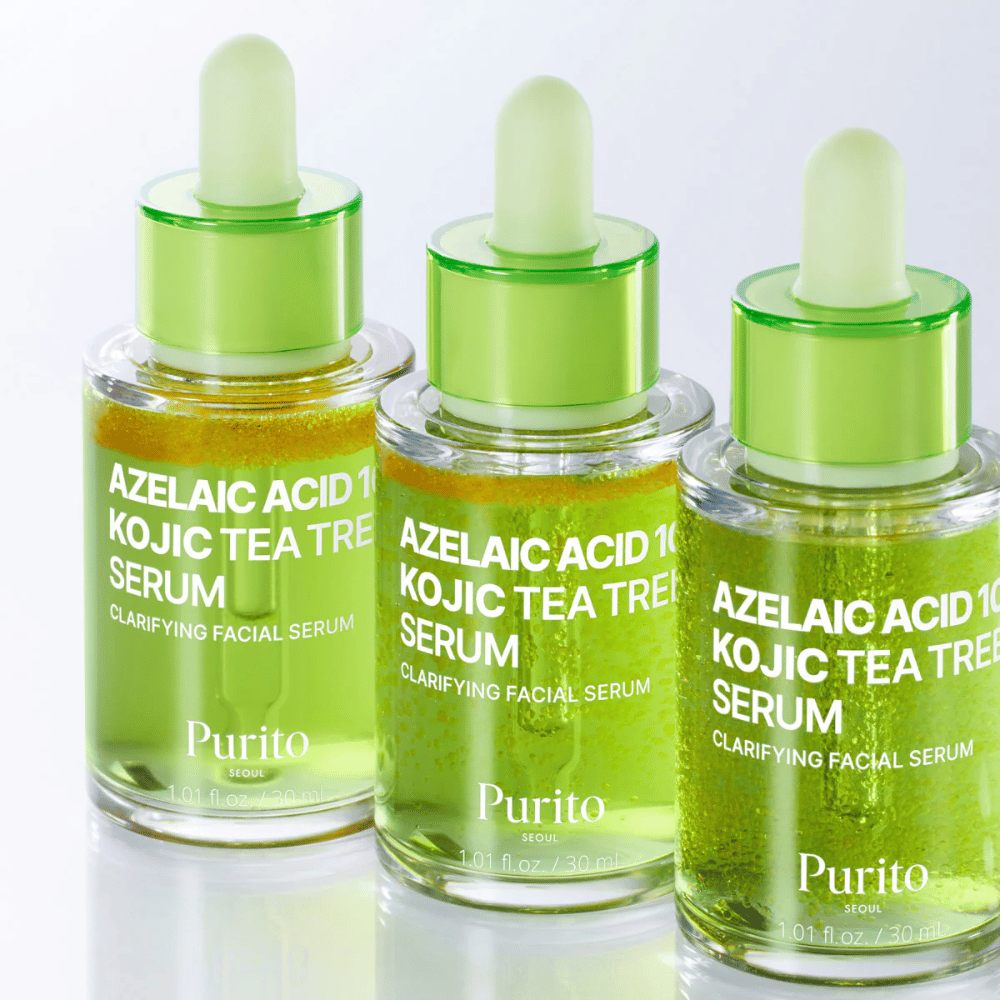 Drei Flaschen von Purito Azelaic Acid 10 Kojic Tea Tree Serum. Die Formel balanciert Talg, reduziert Poren und sorgt für einen gleichmäßigeren Hautton.