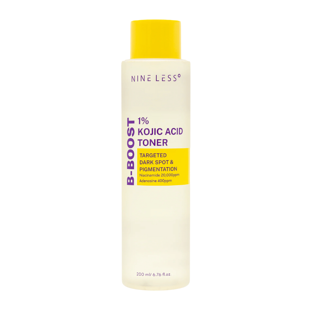 Produktbild von NINE LESS B-Boost 1% Kojic Acid Toner, eine hellgelbe Flasche mit gelbem Deckel und lila Schrift. Toner mit Kojinsäure und Niacinamid, die Pigmentflecken reduzieren.