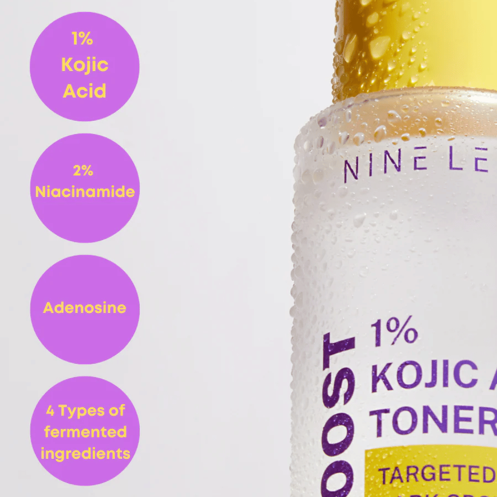 Flasche mit NINE LESS B-Boost 1% Kojic Acid Toner mit Tropfen auf der Oberfläche. Zeigt Schlüsselzutaten: 1 % Kojinsäure, 2 % Niacinamid, Adenosin und 4 Arten von fermentierten Zutaten gegen dunkle Flecken.