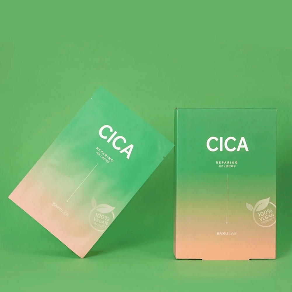 Zwei Produkte von BARULAB, eines in einer Tüte und eines in einem Karton, beide mit "CICA Repairing" auf einem einheitlichen grünen Hintergrund gekennzeichnet. Die Produkte sind ebenfalls als "100% Vegan Product" gekennzeichnet.