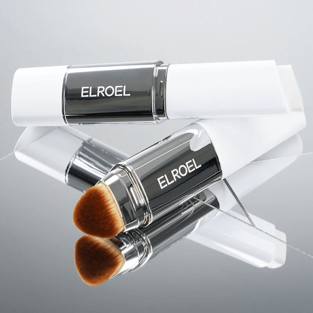 ELROEL Blanc Cover Cream Stick mit integriertem Pinsel auf einer Spiegelfläche platziert, um weiche Borsten und gleichmäßiges Auftragen zu zeigen.